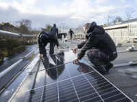Montage einer Photovoltaik-Anlage auf einem Dach des Zoo Zuerich durch die Firma SunTechnics Fabrisolar, eine Tochterfirma des Elektrizitaetswerks der Stadt Zuerich (EWZ), fotografiert am Dienstag, 23. Januar 2024 in Zuerich. (KEYSTONE/Christian Beutler)