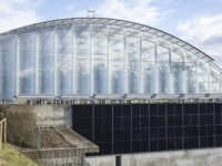 Eine Photovotaik Anlage an der Masoala Halle des Zoo Zuerich, fotografiert am Dienstag, 23. Januar 2024. Verschiedene Gebaeude des Zoo Zuerich werden durch die Firma SunTechnics Fabrisolar - eine Tochterfirma des Elektrizitaetswerks der Stadt Zuerich (EWZ) - mit einer Photovoltaik-Anlage ausgestattet. (KEYSTONE/Christian Beutler)